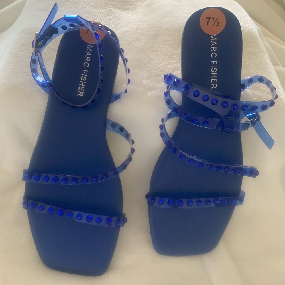 Marc fisher
FONOO square flat sandals